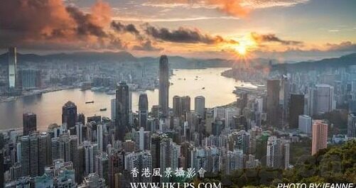 糖心漫画登录入口-秋日暖阳下的漫画探索之旅——解锁糖心漫画的魅力